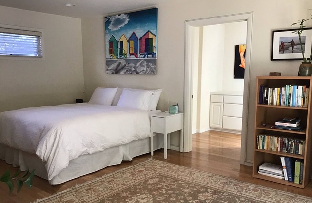 Beautiful Large Room/Studio With Private Bathroom In The Heart of Santa Monica