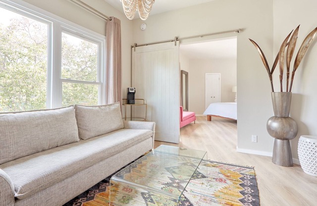 Beverly Terrace powered by Sonder | King Suite