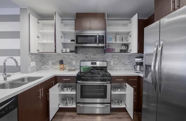 Bright 1BR Koreatown, Gym & Pool, walk to Wilshire by Blueground