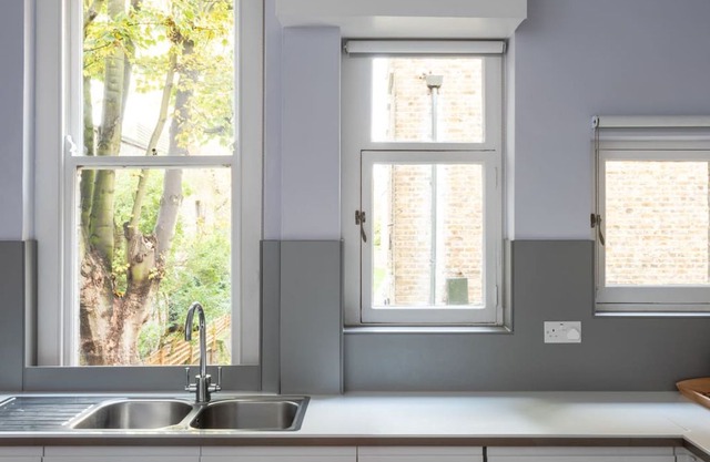 Bright 2 bed flat near Belsize Park, fits 4 guests