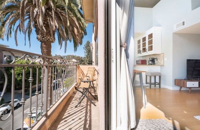 Bright Modern Loft-Style in Brentwood Parking, Gym