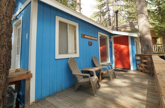 Brown Bear Inn - Couples Cabin, Walk to Zoo & Ski Shuttle, Barbecue