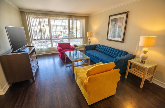 Cal Mar Hotel Suites