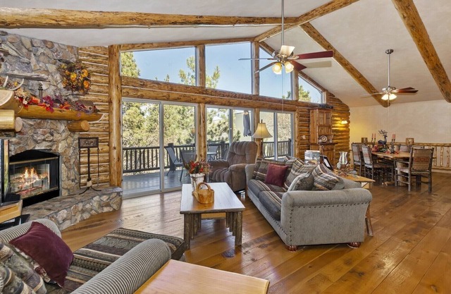 Castle Glen Gem by Destination Big Bear : Luxury! Game Room featuring a Pool Table! Amazing Mountain Views! WiFi!