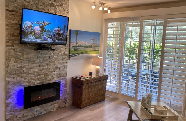 Charming Indian Wells Cottage! Sparkling Pools, Bring your Pet w/a 30daynstay!n