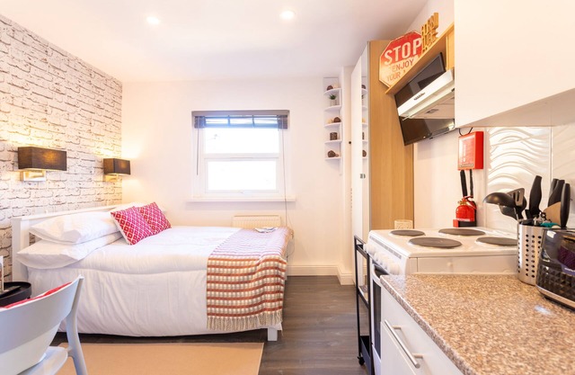 Chic Claremont Road Studio Flat Next to Queen's Park for 2 people