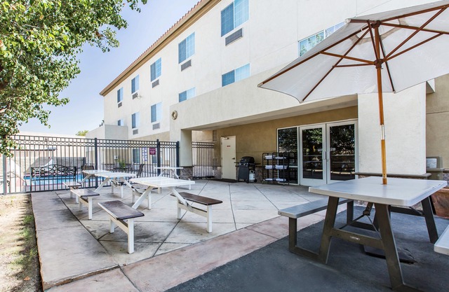Comfort Suites Bakersfield