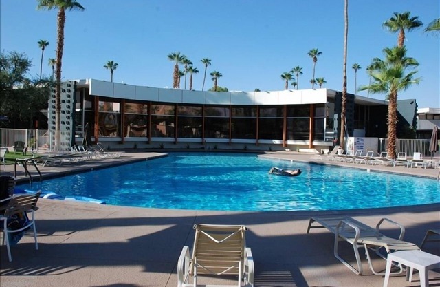 Comfortable Renovated Ground Floor Apartment in the Ocotillo Lodge with patio