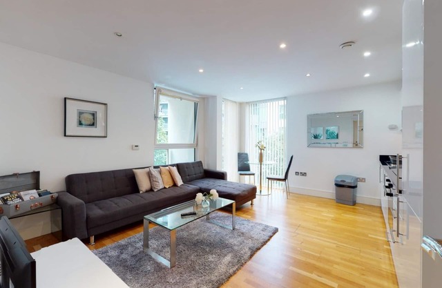 Comfy Two Bed Apartment w Balcony in Canary Wharf