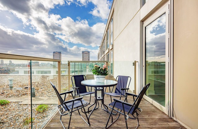 Contemporary One Bedroom Apartment in Canary Wharf by MySquare