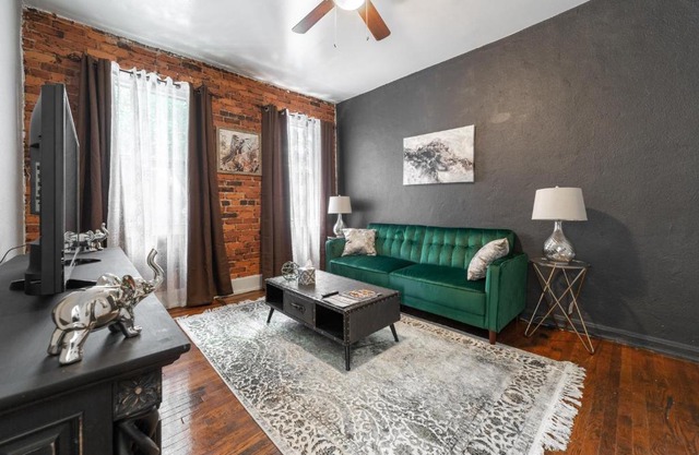 COZY AND STYLISH 1 BEDROOM APARTMENT (201)