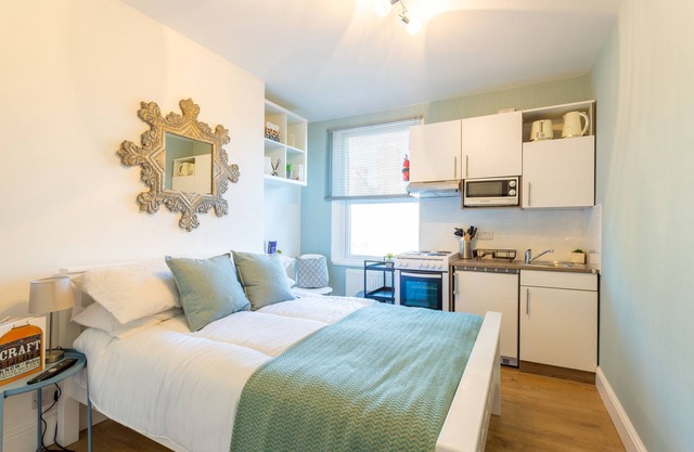 Cozy Claremont Road Studio next to Queen's Park for 2 people