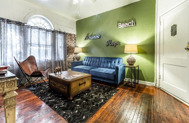 COZY ONE BEDROOM APARTMENT (102)