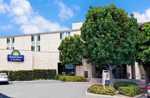 Days Inn & Suites by Wyndham Fullerton