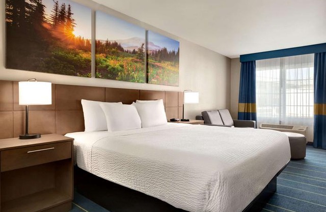 Days Inn & Suites by Wyndham Anaheim At Disneyland Park