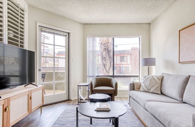 Deluxe North Hollywood 1BR w/Gym, Pool, walk to shops, by Blueground