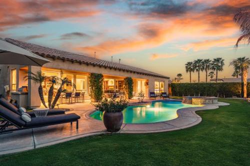 Desert Grove by AvantStay Oasis Retreat w Pool BBQ Grill