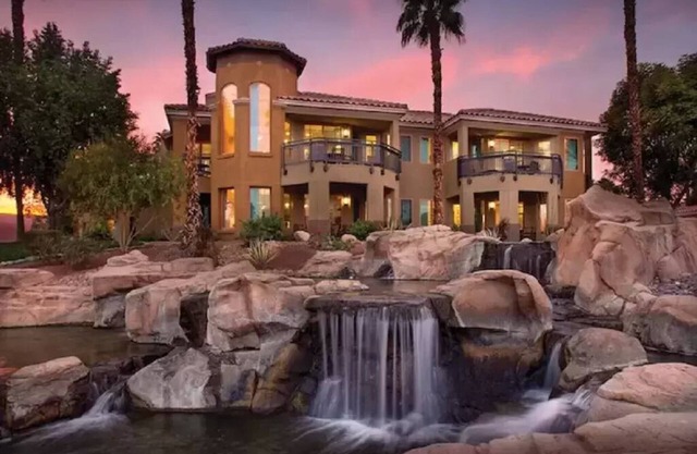 Desert Springs Villas large bedroom with full kitchen