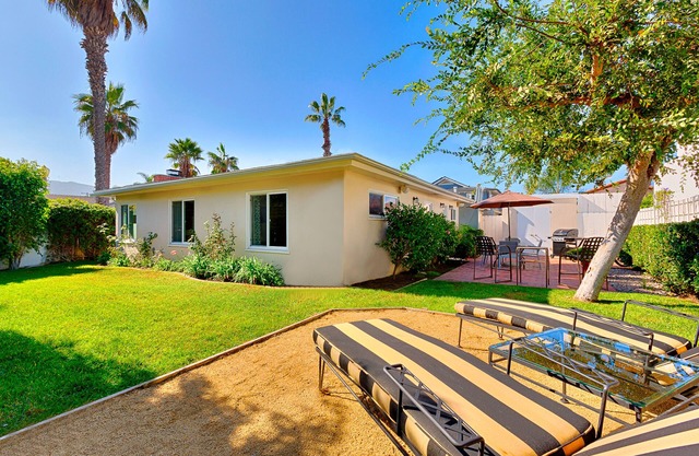 Dog-Friendly Home w/Fireplace, Gas Grill, Deck, Fast WiFi, Private Washer/Dryer