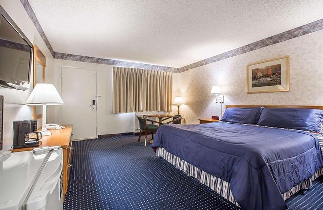 Econo Lodge Inn & Suites near China Lake Naval Station
