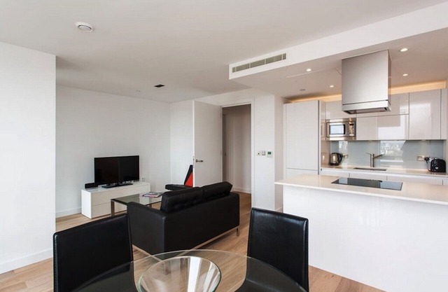 Great 1 Bed Apt with Air Con, City Views & WiFi in Trendy Shoreditch, London
