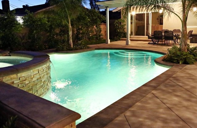 Highly Upgraded, 5 Bed, 4.5 ba, New Pool w/Jacuzzi, 1/2 mile walk to Disney