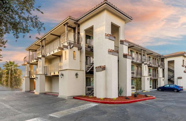 Hillstone Inn - Tulare