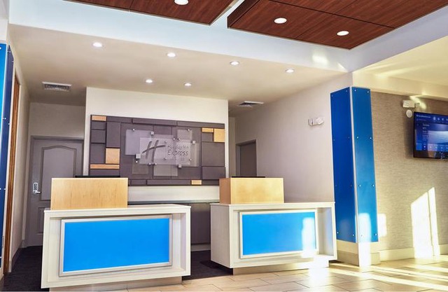 Holiday Inn Express Hotel & Suites Corona