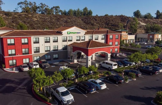 Holiday Inn Express & Suites - Lake Forest