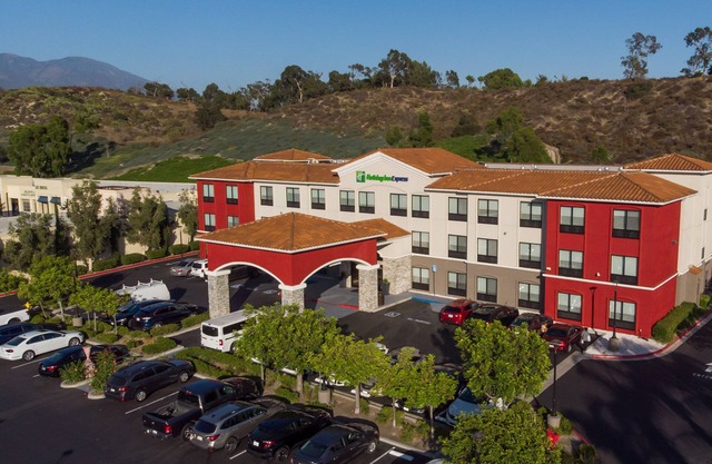 Holiday Inn Express & Suites Lake Forest, an IHG Hotel