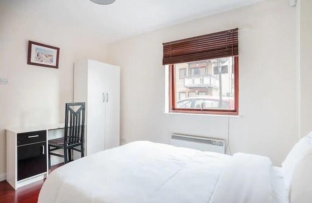 Homely 2 Bedroom House By Canary Wharf