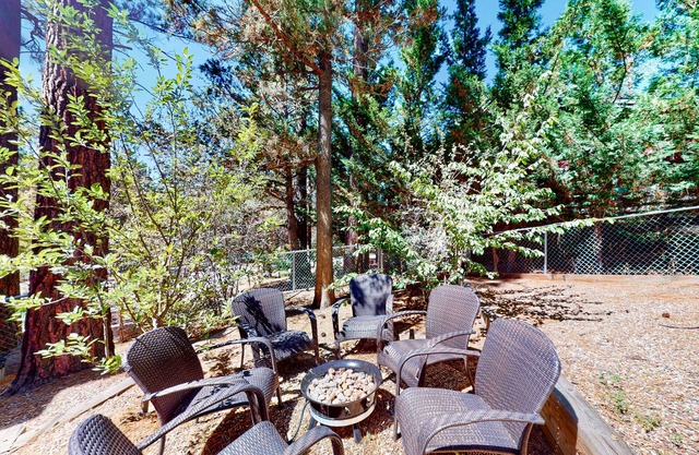 Hot tub, Dog-friendly cabin near skiing, balcony, fireplace & W/D