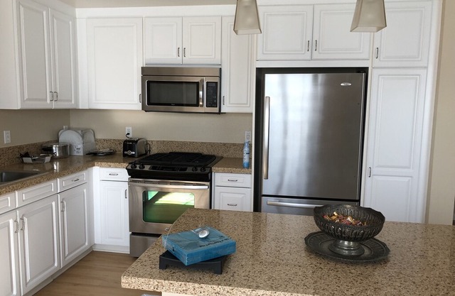 Large Luxury 2BD/2BA Apt at Spectrum, Irvine: Free Parking/Gym/Pool