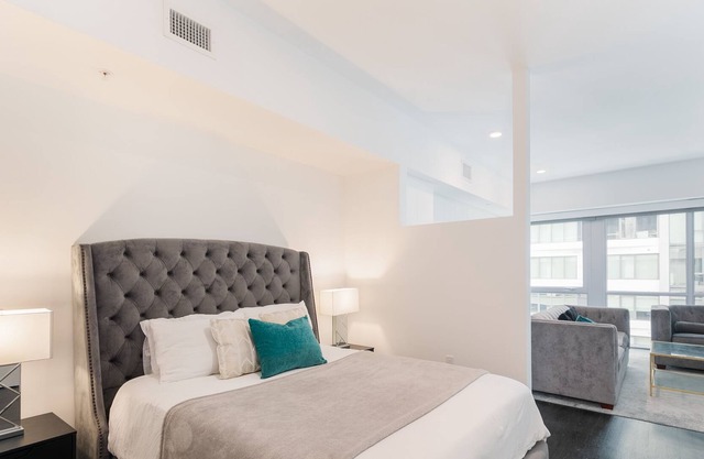 Luxe and Modern Studio, Centrally Located in DTLA, Self Check in, Two Story Gym