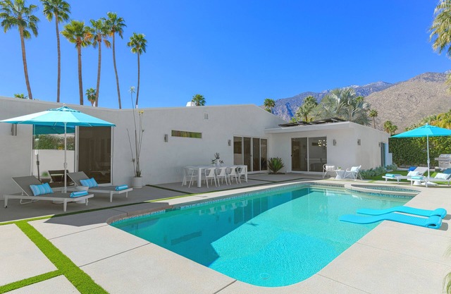 Luxury Mid-Mod in Twin Palms, Large Salt Water Pool & Spa, Pool Table, Location!