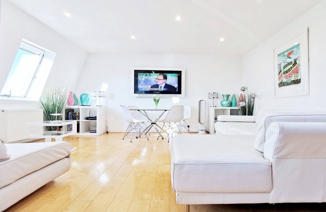 Luxury Penthouse Apartment in Charming Brackenbury Village, W6