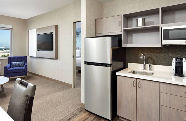 Make Magical Memories! 2 Serene Units, Outdoor Pool, Walk to Anaheim Gardenwalk!