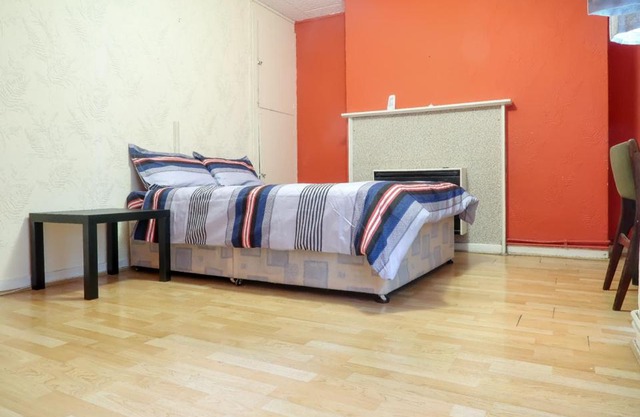 MAYDWELL HOUSE - DELUXE GUEST ROOM