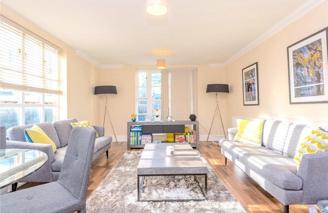 Modern 2 bed Apt w/Balcony in Trendy Shoreditch