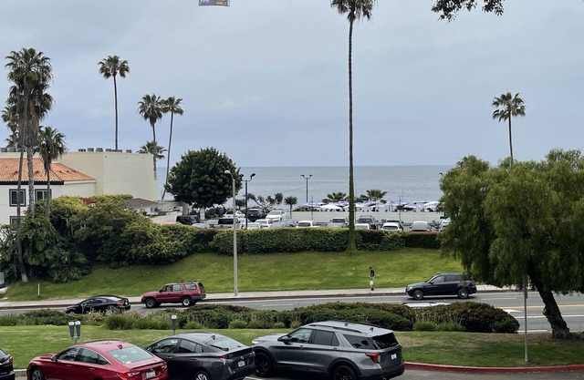 Modern Beach Front, Walk to All, Excellent for Fam