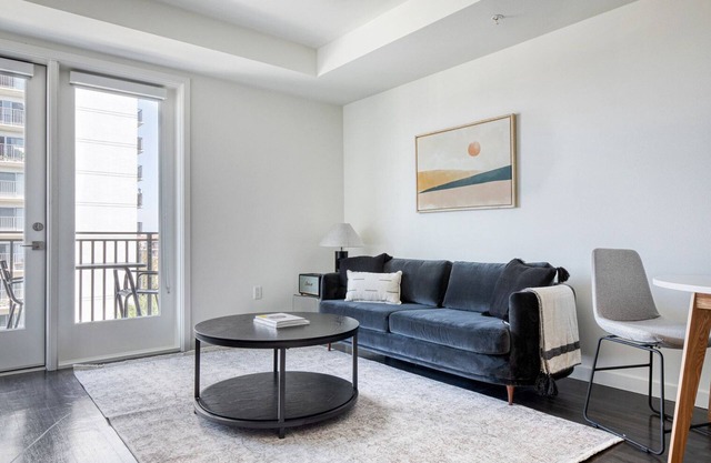 Modern Long Beach Studio w/Pool & Gym, walk to Ocean Blvd, by Blueground