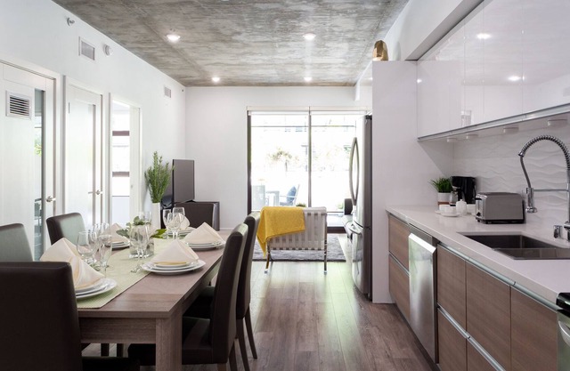 Modern Stylish 2 Bedroom Home Close to Americana