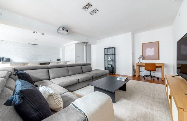 Modern Trendy Clerkenwell 2BR, nr. Barbican, by Blueground