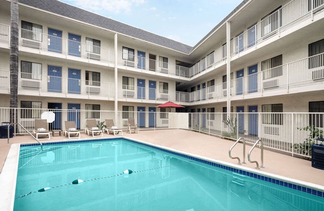 Motel 6 Buena Park, CA - Knotts Berry Farm - Disneyland
