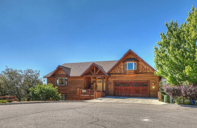 Mountain Canyon Retreat by Destination Big Bear : View of Lake and Mountains! EV Charger! Pool Table! Ping Pong!