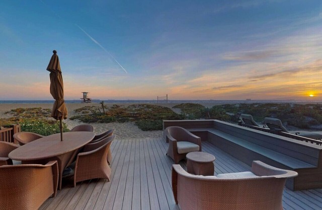 ON THE SAND! Beachfront Huntington Beach 3bd home! Walk out of house on sand!