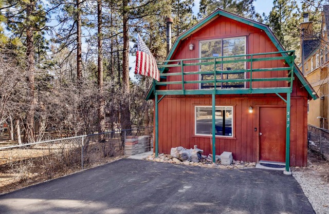 Oso Sweet by Big Bear Vacations | Cozy Sugarloaf Chalet | Hot Tub | Foosball | Darts