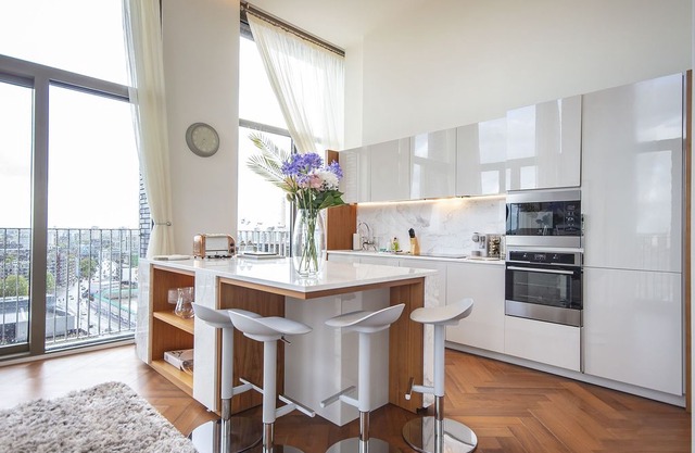 Outstanding Riverside Three Bed Three Bath Penthouse with Private Roof Terrace!