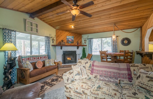 Paradise Pines - FREE Bike/Kayak Rental! - 2BR/1BA/WiFi/Netflix/Fenced yard