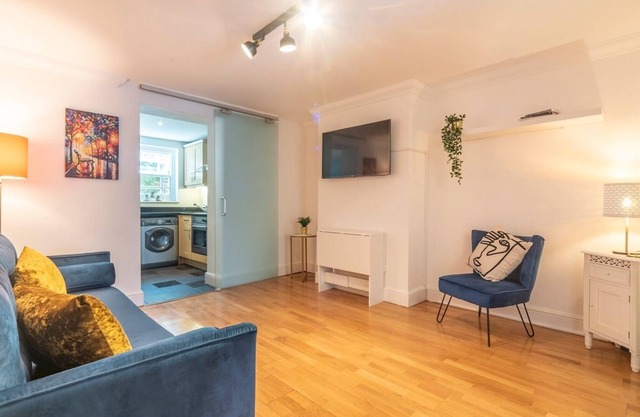 Pass The Keys | Stylish Apartment Minutes From Richmond Station